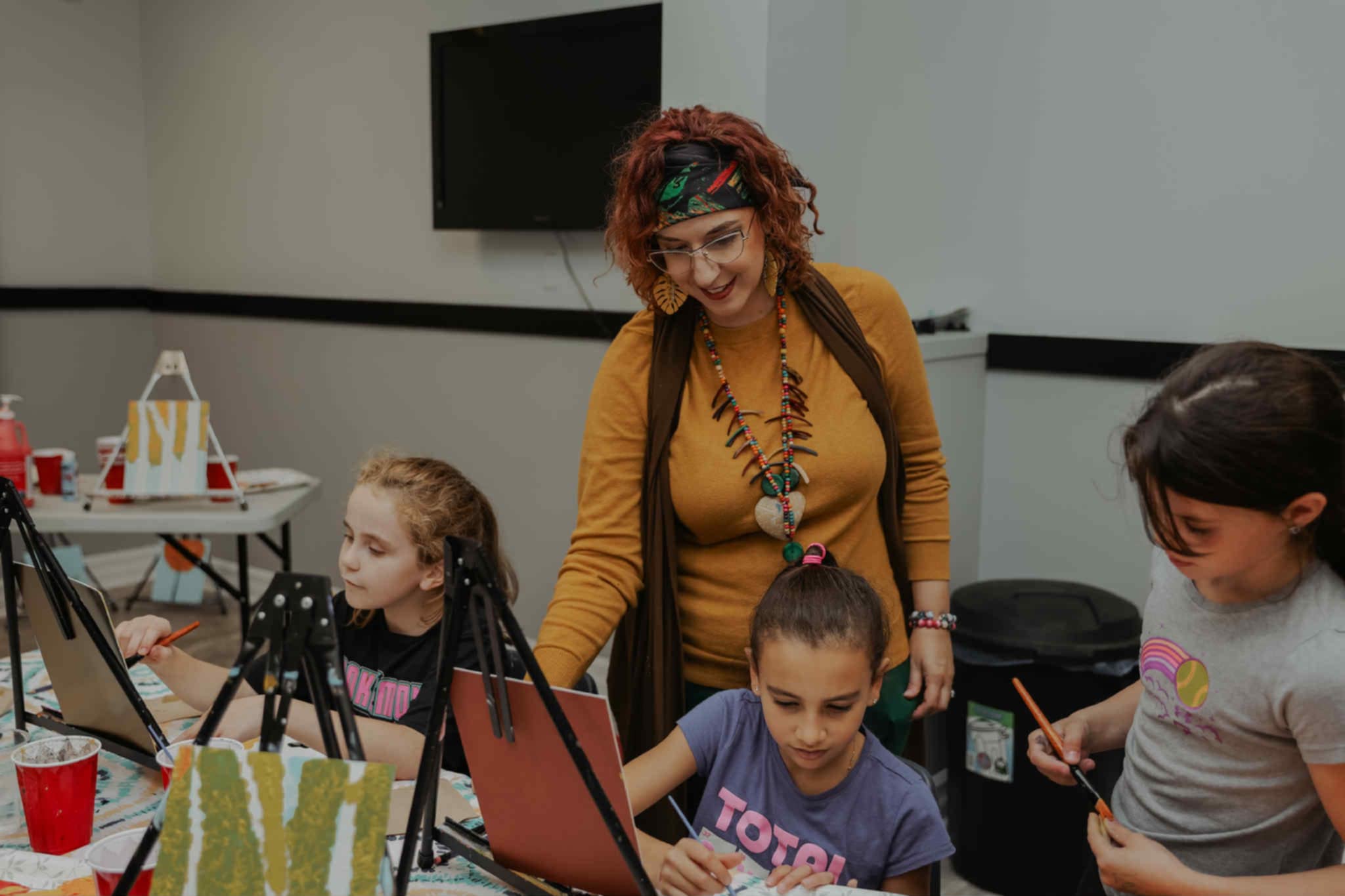 Wendy Morgan teaching art students